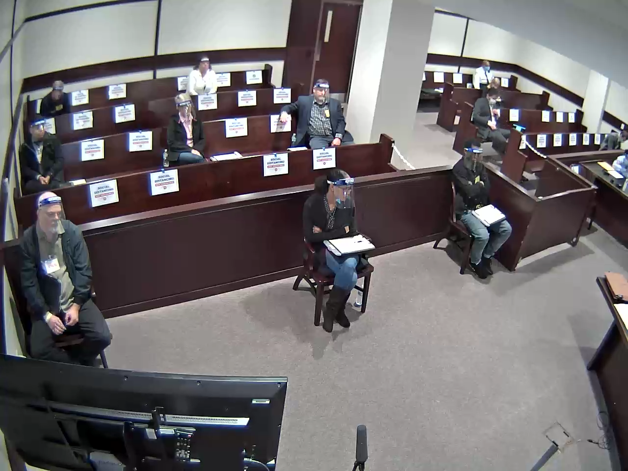 Courtrooms had to be rearranged to accommodate 社会距离; in many courtrooms, 就像这张照片, 陪审员已在旁听席就座, 哪个比陪审员席宽敞多了.
第十三巡回法庭保持社交距离